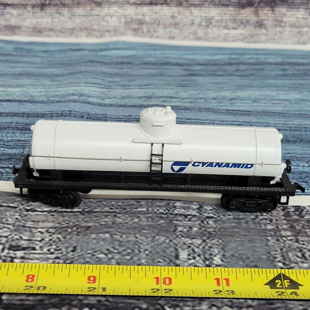Bachmann H.O. scale train Cyanamid white tanker car white/blue